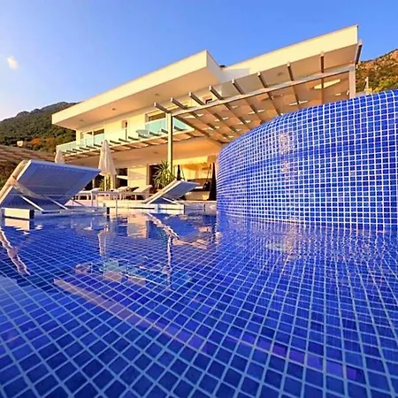 Villa Sleeps 8 Pool Air Con Wifi