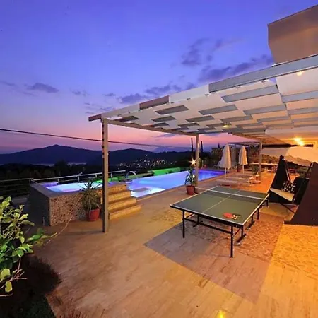 Sleeps 8 Pool Air Con Wifi *