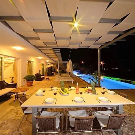 Villa Sleeps 8 Pool Air Con Wifi
