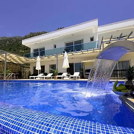 Villa Sleeps 8 Pool Air Con Wifi