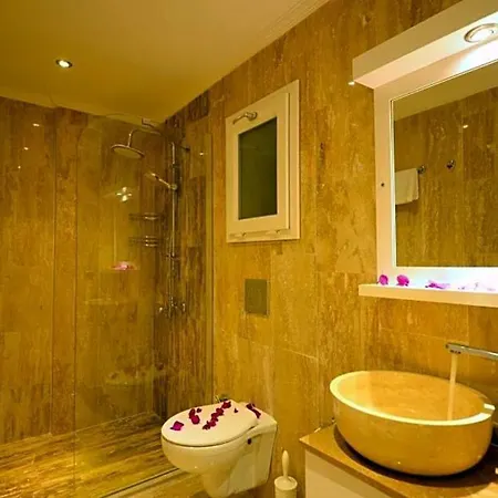 Sleeps 8 Pool Air Con Wifi